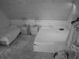 voyeurcam-julmodels-whitebed-2