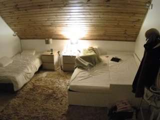 voyeurcam-julmodels-whitebed-2