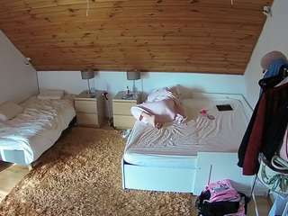 voyeurcam-julmodels-whitebed-2