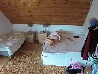 voyeurcam-julmodels-whitebed-2