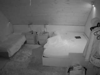 voyeurcam-julmodels-whitebed-2