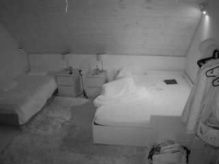 voyeurcam-julmodels-whitebed-2