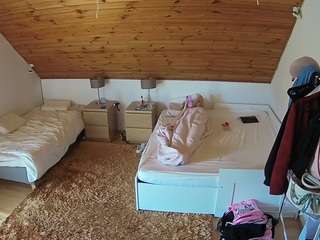 voyeurcam-julmodels-whitebed-2