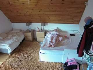 voyeurcam-julmodels-whitebed-2