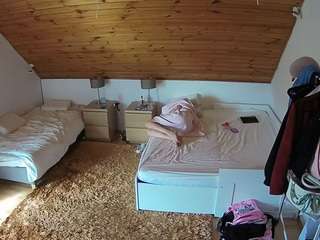 voyeurcam-julmodels-whitebed-2