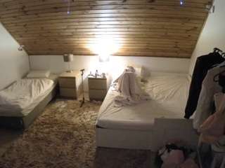 voyeurcam-julmodels-whitebed-2
