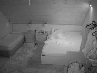 voyeurcam-julmodels-whitebed-2