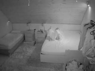 voyeurcam-julmodels-whitebed-2