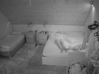 voyeurcam-julmodels-whitebed-2