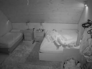voyeurcam-julmodels-whitebed-2