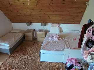 voyeurcam-julmodels-whitebed-2