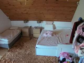 voyeurcam-julmodels-whitebed-2