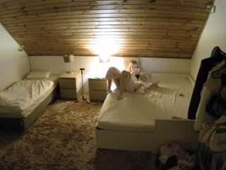 voyeurcam-julmodels-whitebed-2
