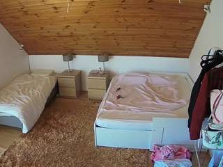 voyeurcam-julmodels-whitebed-2