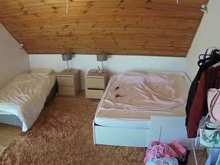 voyeurcam-julmodels-whitebed-2