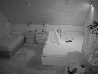 voyeurcam-julmodels-whitebed-2