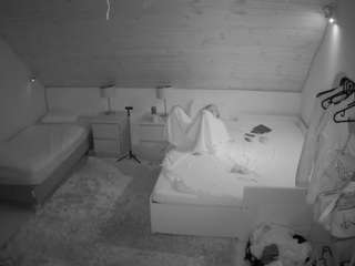 voyeurcam-julmodels-whitebed-2