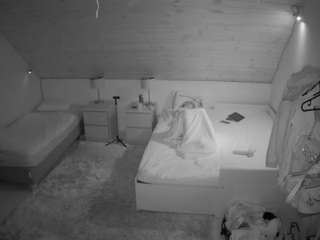 voyeurcam-julmodels-whitebed-2