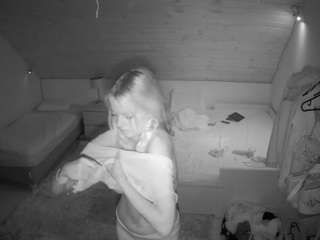 voyeurcam-julmodels-whitebed-2