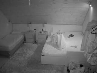 voyeurcam-julmodels-whitebed-2