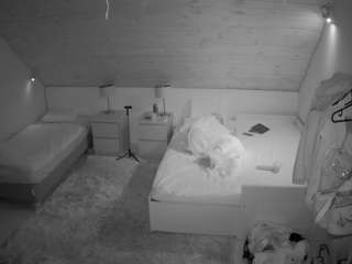 voyeurcam-julmodels-whitebed-2