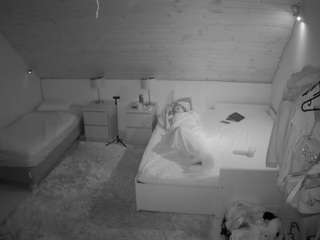 voyeurcam-julmodels-whitebed-2