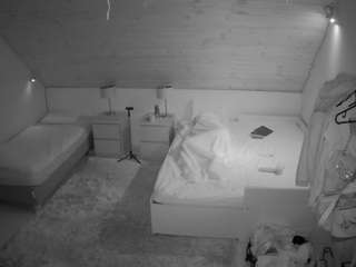voyeurcam-julmodels-whitebed-2