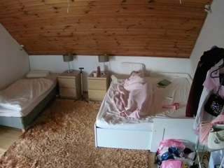 voyeurcam-julmodels-whitebed-2
