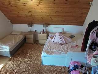 voyeurcam-julmodels-whitebed-2
