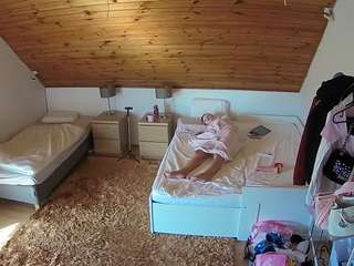 voyeurcam-julmodels-whitebed-2