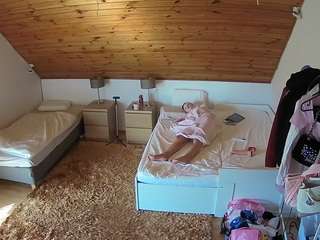 voyeurcam-julmodels-whitebed-2