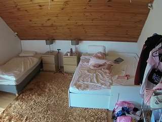 voyeurcam-julmodels-whitebed-2