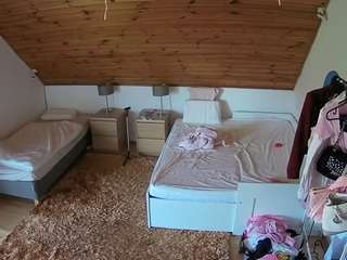 voyeurcam-julmodels-whitebed-2