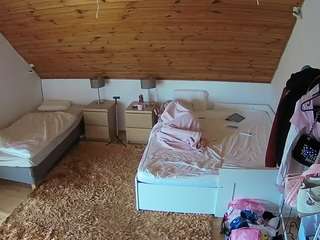 voyeurcam-julmodels-whitebed-2