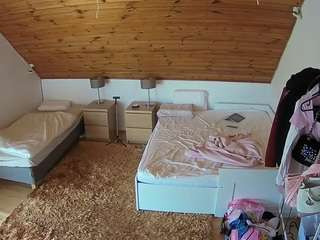 voyeurcam-julmodels-whitebed-2