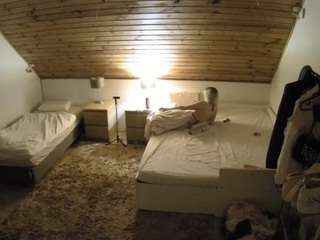voyeurcam-julmodels-whitebed-2