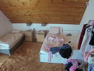 voyeurcam-julmodels-whitebed-2