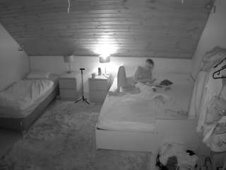 voyeurcam-julmodels-whitebed-2