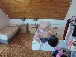 voyeurcam-julmodels-whitebed-2
