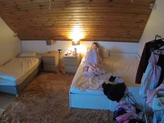 voyeurcam-julmodels-whitebed-2