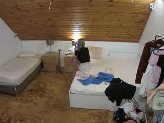 voyeurcam-julmodels-whitebed-2