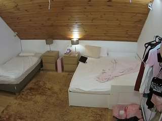 voyeurcam-julmodels-whitebed-2