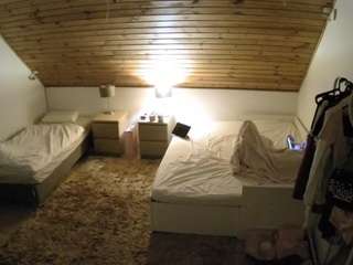 voyeurcam-julmodels-whitebed-2