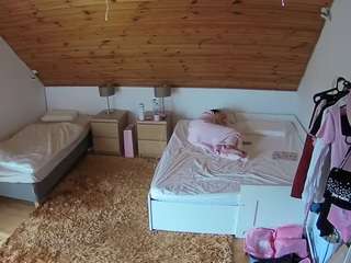 voyeurcam-julmodels-whitebed-2