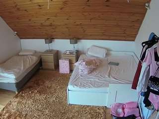 voyeurcam-julmodels-whitebed-2