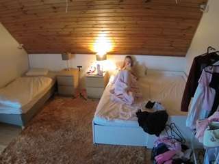 voyeurcam-julmodels-whitebed-2