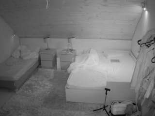 voyeurcam-julmodels-whitebed-2