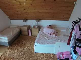 voyeurcam-julmodels-whitebed-2