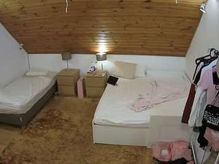 voyeurcam-julmodels-whitebed-2