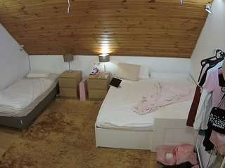 voyeurcam-julmodels-whitebed-2